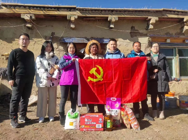 慰問當?shù)厝罕?，了解民眾訴求.png